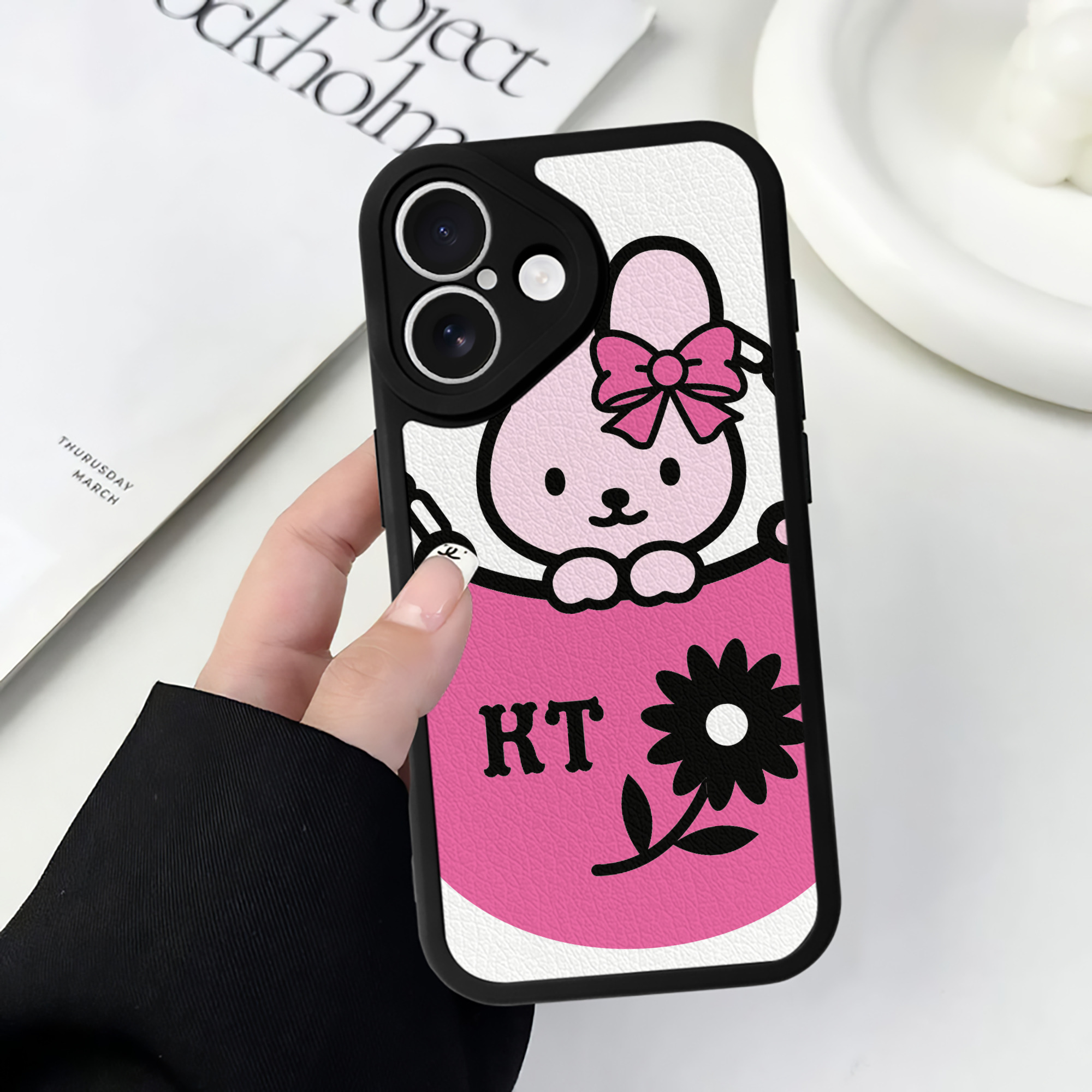 （画像用） Hello Kitty ハローキティ 【iPhone 16シリーズ対応】シリコンスマホケース（レザー調） 材質：シリコン